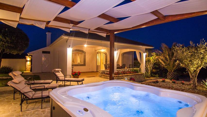Villa pour 8 personnes, avec jardin ainsi que terrasse et jacuzzi dans Rab - 2