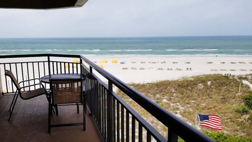 Vacation rental for 4 people, with pool and balcony as well as hot tub in St. Pete Beach