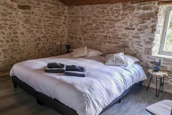 Location de vacances pour 6 personnes, avec Terrasse ainsi que Jardin et Piscine à Saint-Juire-Champgillon - 2