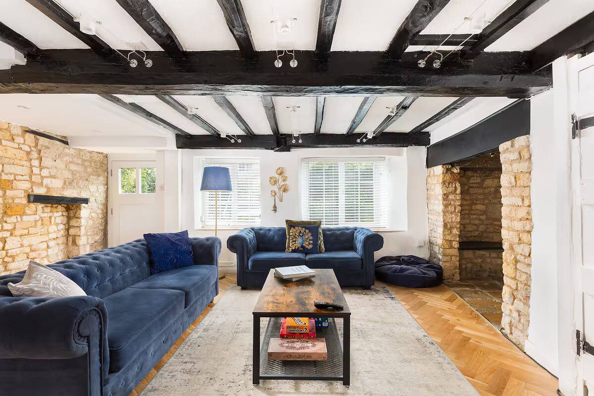 Holiday Home for 9 People in The Cotswolds, South West England