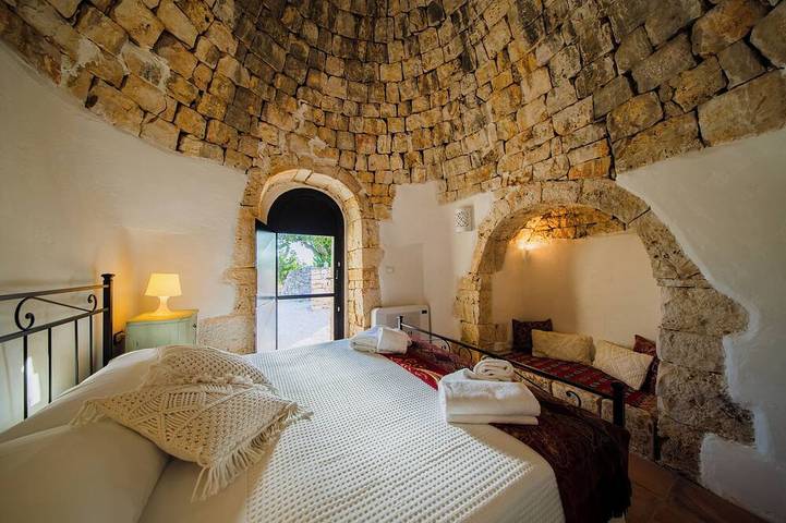 Country House with a Trullo, Pool, Panoramic Views, Comfort and Relaxation in Putignano, Province de Bari