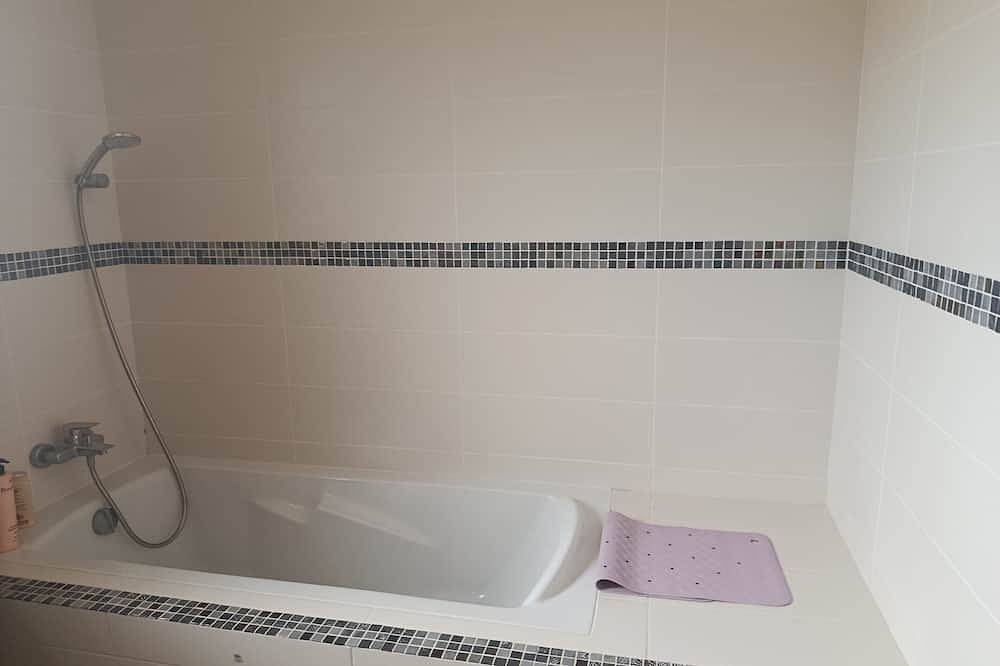 Chambre « Chambre 3 » avec vue montagne, piscine partagée et Wi-Fi in Aléria, Arrondissement de Corte
