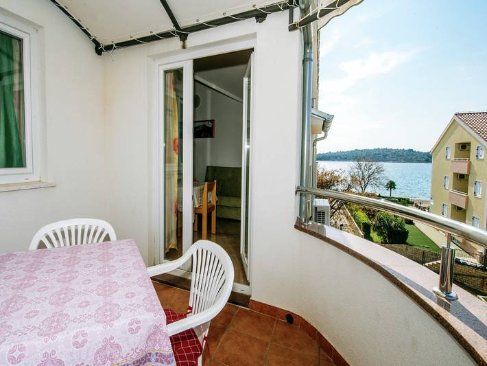 Ganze Wohnung, Moretti am Meer in der Nähe von Vodice und Strand in Srima, Šibenik-Knin