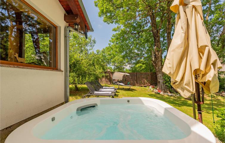 Geräumige 130 m² große Wohnung mit WLAN, Parkplatz, Terrasse und Küche in Gračac, Zadar