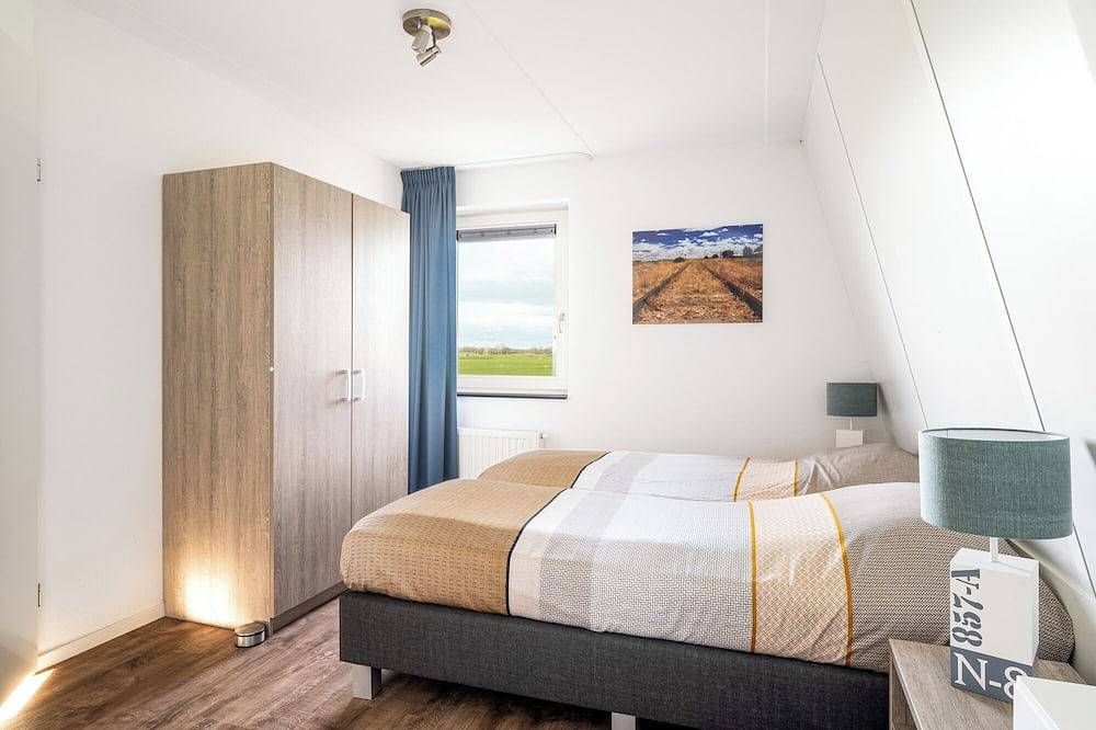 Übernachten Sie in unserem geräumigen Sneekermeer-6-Haus mit privatem Bootssteg. in Akkrum, Friesland