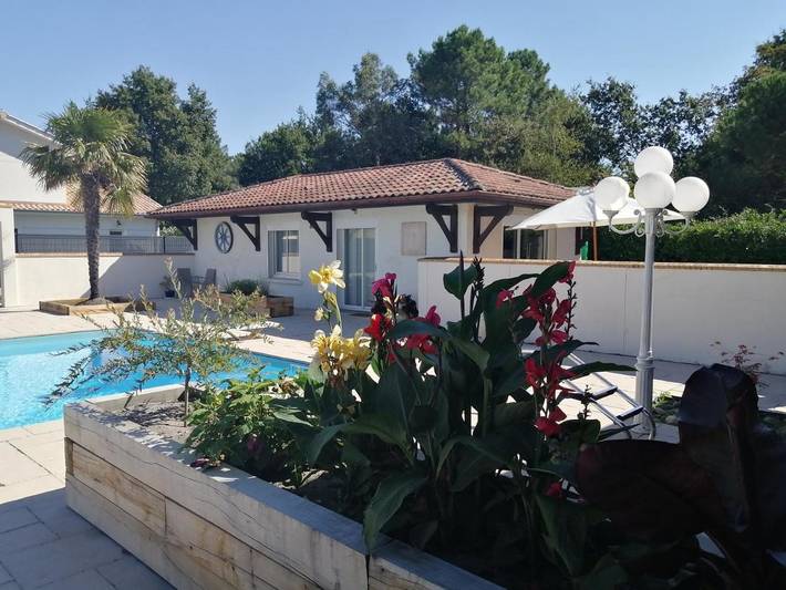 Location de vacances pour 3 personnes, avec Terrasse ainsi que Jardin et Piscine à Biganos