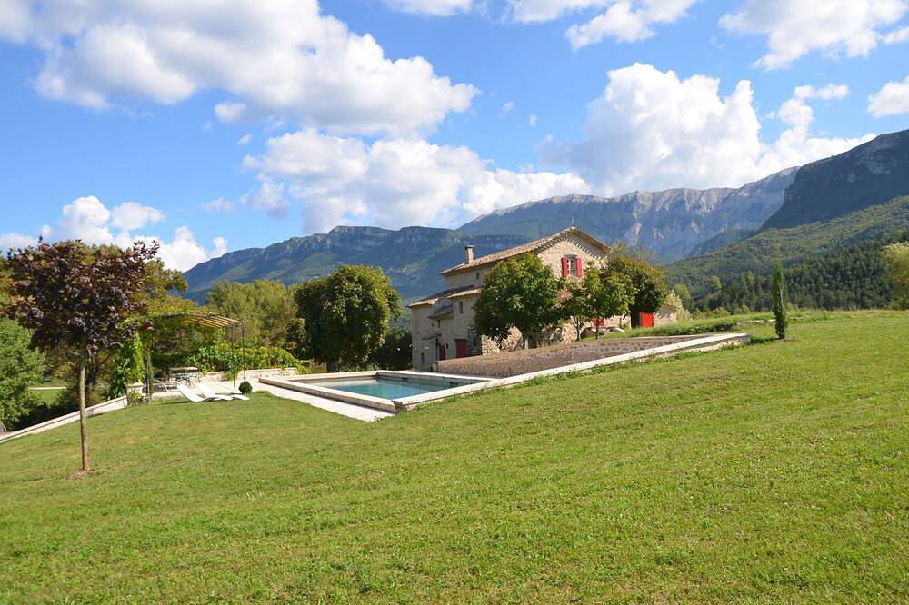 Gîte classé 4 étoiles, ancienne bergerie rénovée avec goût, grande piscine in Saint-Vincent-sur-Jabron, Région de Forcalquier