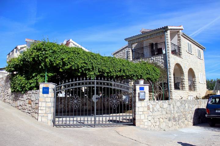 Ganze Wohnung, 2-Zimmer-Ferienwohnung mit Terrasse und Meerblick Rogac, Solta A-5183-a in Šolta (Split-Dalmatien), Rogac