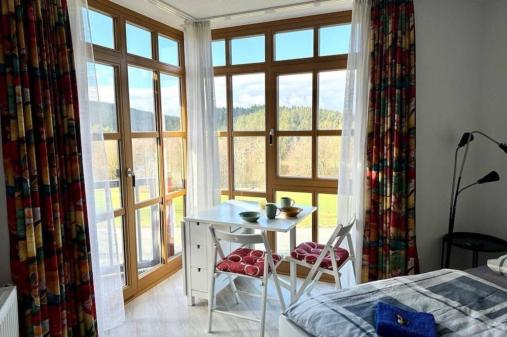 Ganze Wohnung, Ferienwohnung \"Heidi\" mit traumhaftem Ausblick über See und Wälder in Rötz, Ostbayern