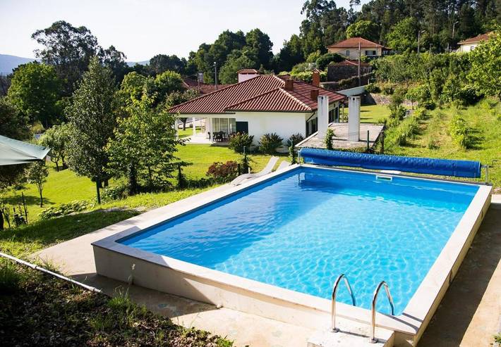 Location de vacances pour 6 personnes, avec vue ainsi que piscine et jardin dans Paredes de Coura