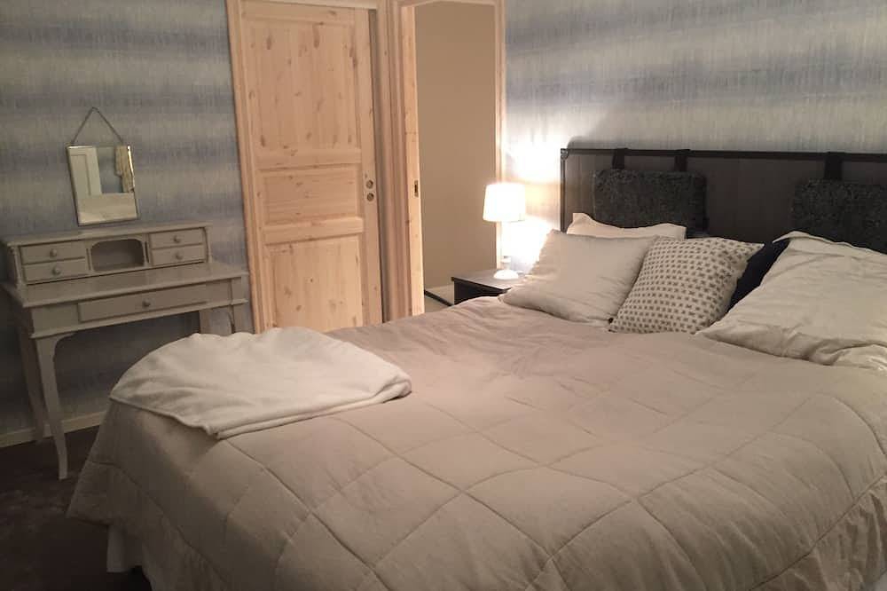 Great house with luxorious outdoor hot tub. Located in beautiful Saltsjöbaden. in Nacka, Schwedische Ostsee