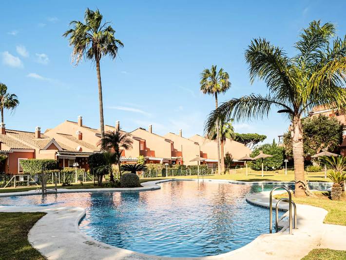 Ferienwohnung für 4 Personen, mit Terrasse und Garten sowie Pool