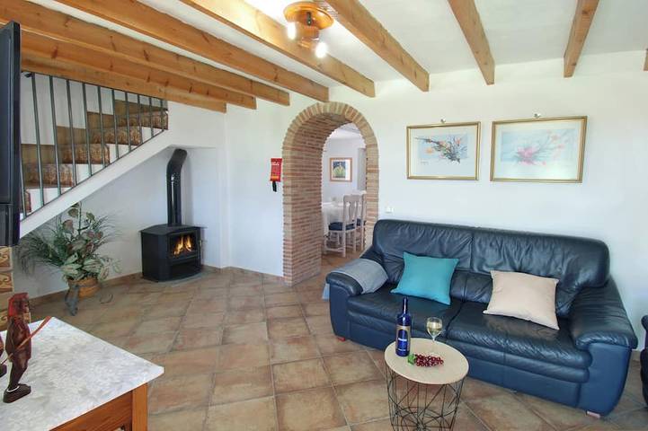 Acogedora escapada para cuatro junto a la piscina. Piscina con filtro de sal. in Comares, Provincia de Málaga