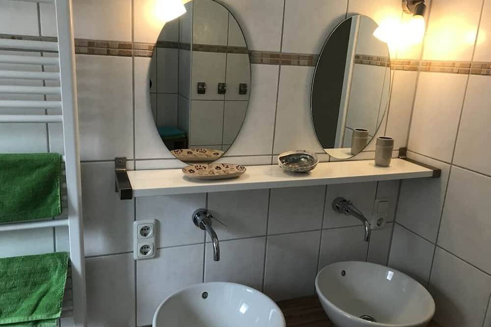 Ganze Wohnung, Geräumig-freundliche Ferienwohnung am Helental in Bad Wildungen  (4 Pers.) in Bad Wildungen, Waldecker Land