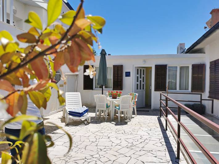 Appartement entier, Apartment Devcic - 40 m from the sea, private terrace, outdoor shower, BBQ in Silo (Krk), Krk
