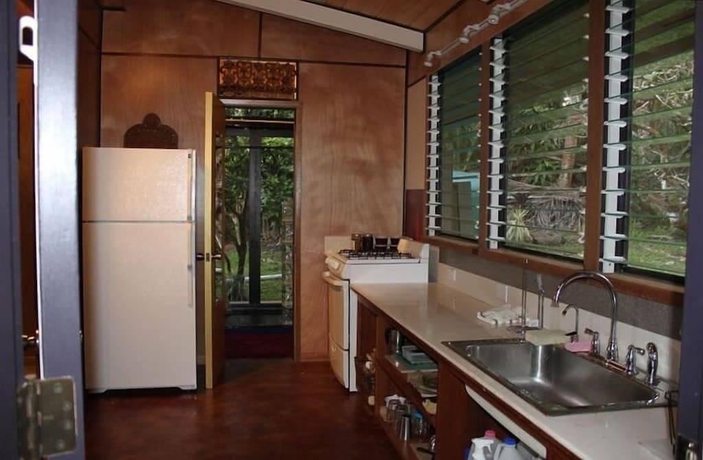 Schlechtes Wetter und tropische Brise, Inselstil, grüne Umgebung, Fülle in Kehena Beach, Kehena