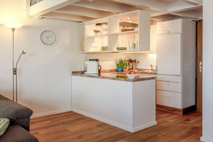 Ganze Wohnung, Bezaubernde, hundefreundliche 2-Zimmer-Wohnung mit Dachterrasse in See-Nähe in Gaienhofen, Untersee