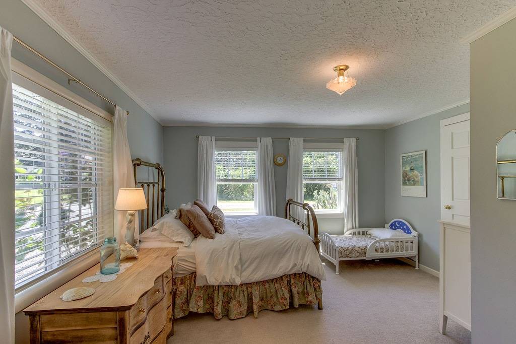 Schönes, hundefreundliches Ferienhaus mit großem Garten - nur ein paar Blocks vom Strand entfernt in Gearhart, Clatsop County