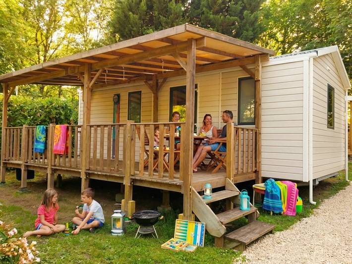 Camping für 4 Personen, mit Pool und Terrasse, mit Haustier in Cantal