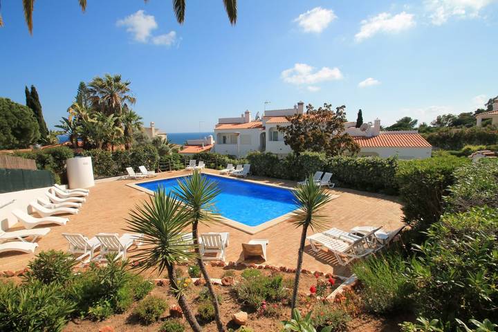 Ferienhaus für 4 Personen, mit Garten und Pool in Lagoa