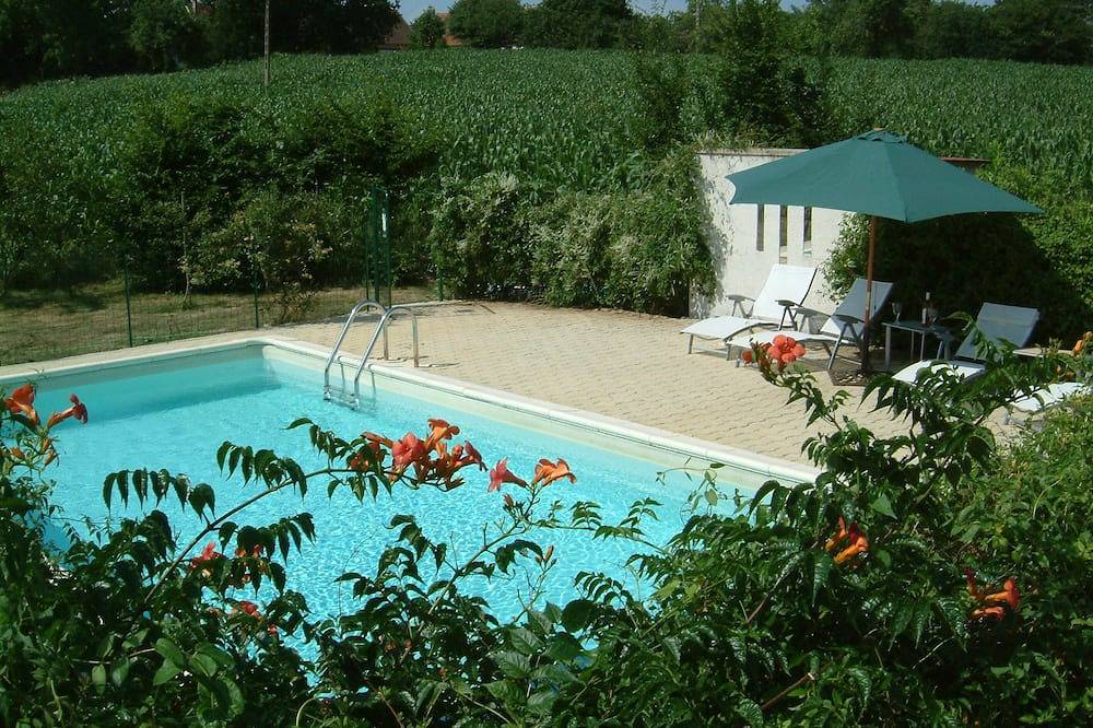Beautifully  light and spacious 4 bedroomed villa with inground pool in Jumilhac-le-Grand, Parc naturel régional Périgord-Limousin
