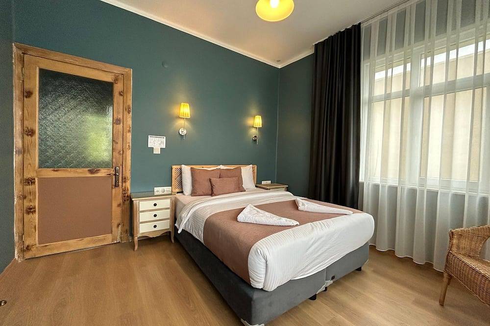 Istanbul Gem: 3-Bedroom Apartment with Panoramic Terrace and Iconic Sea Views in Fatih, Istanbul