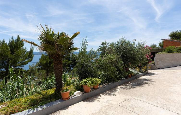 Ganze Ferienwohnung, Gemütliche Ferienwohnung, 2 km vom Strand entfernt, mit WLAN, Parkplatz und Küche in Lokva Rogoznica, Omis-Riviera