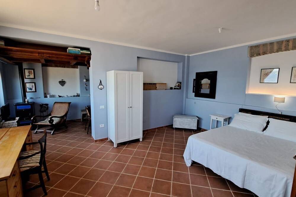 Enchanted lakeside retreat with garden in Trevignano Romano, Braccianosee