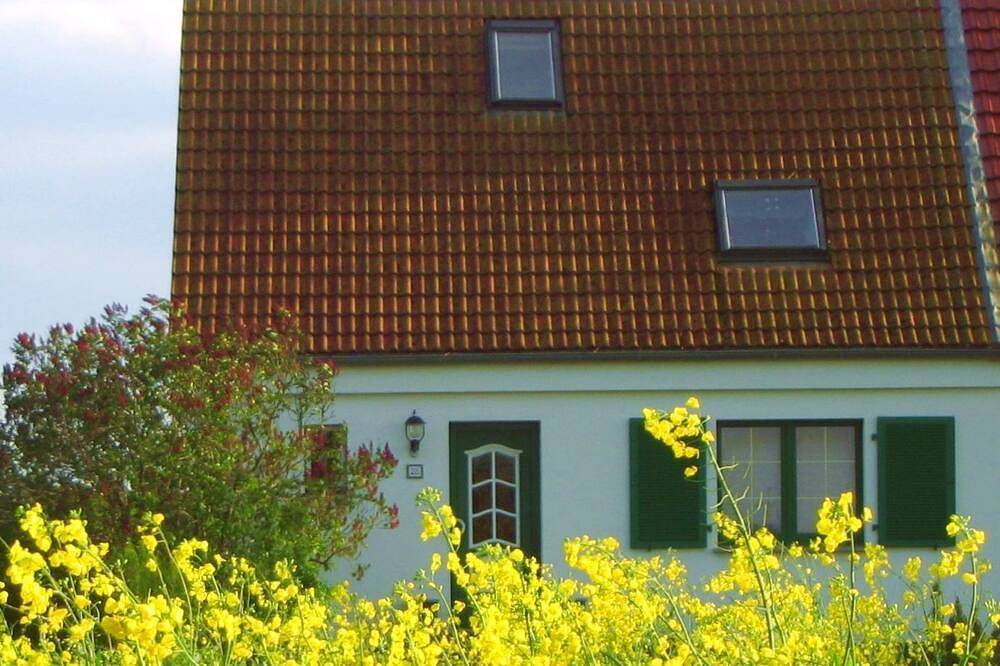 Ganze Wohnung, Helle, große, familienfreundliche Ferienwohnung mit eigener Terrasse und Garten in Lüdershagen, Vorpommern-Rügen