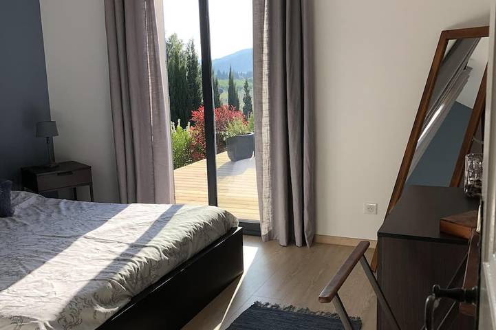 Villa confortable en una zona tranquila, cerca del pueblo, tiendas y restaurantes. in Lauris, Parque natural regional del Luberon