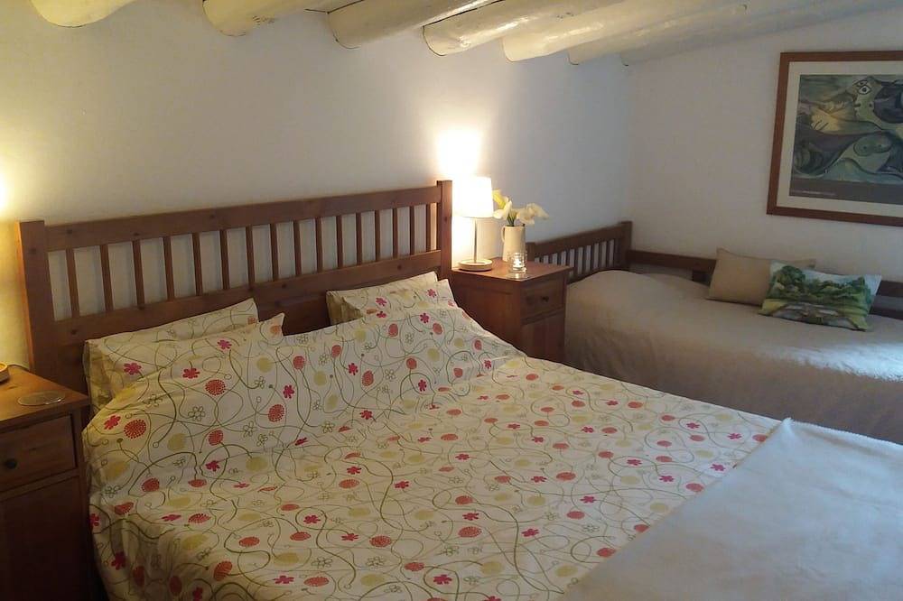 Tranquil lakeside stone cottage in Tomar, Santarém Distrikt