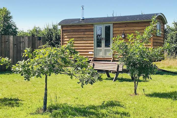 Glamping for 2 people, with pets in Colchester