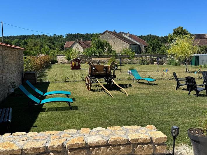 Location de vacances pour 6 personnes, avec jardin ainsi que piscine et vue à Gigny - 3