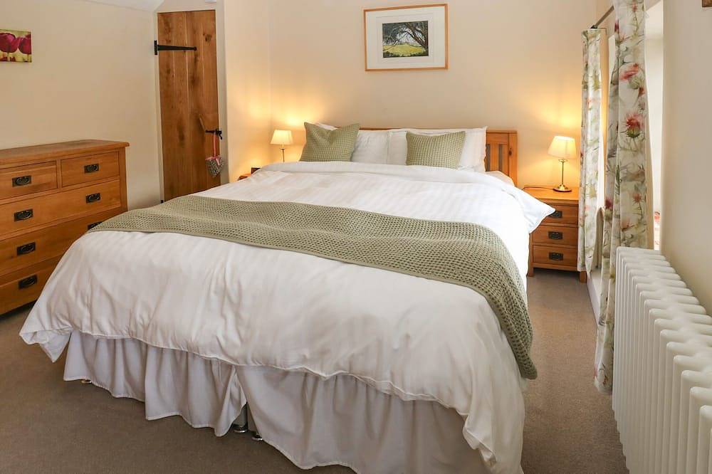 Buttercup Cottage, pet friendly, with open fire in Great Longstone in Great Longstone, Derbyshire