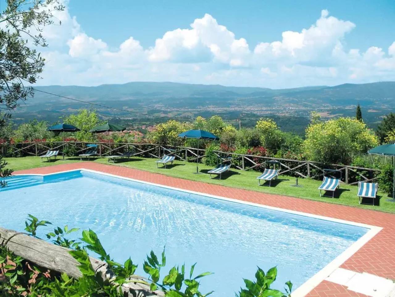 Appartamento 'La Loggia' con piscina condivisa, terrazza condivisa e Wi-Fi in Castelfranco Piandiscò (comune), Valdarno