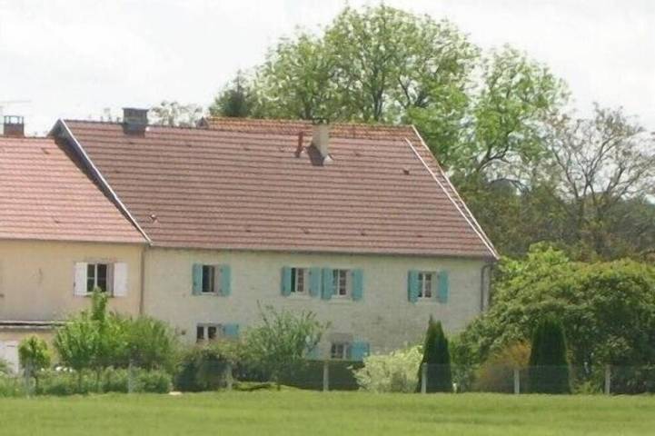 Gîte pour 11 personnes, avec terrasse et jardin à Leffonds