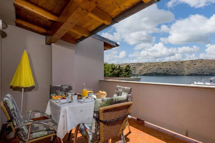 Ganze Wohnung, Sunset By The Sea /w Sea View Balcony in Lopar, Rab