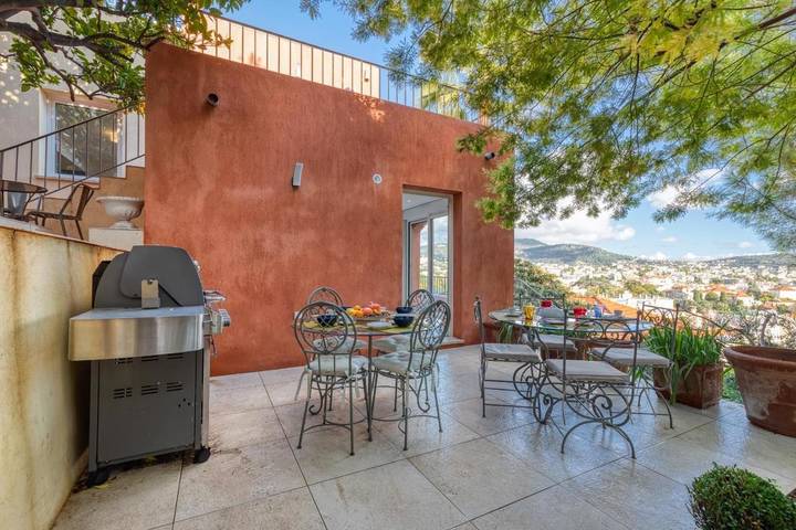 Villa für 8 Personen, mit Terrasse und Garten sowie Pool in Nizza