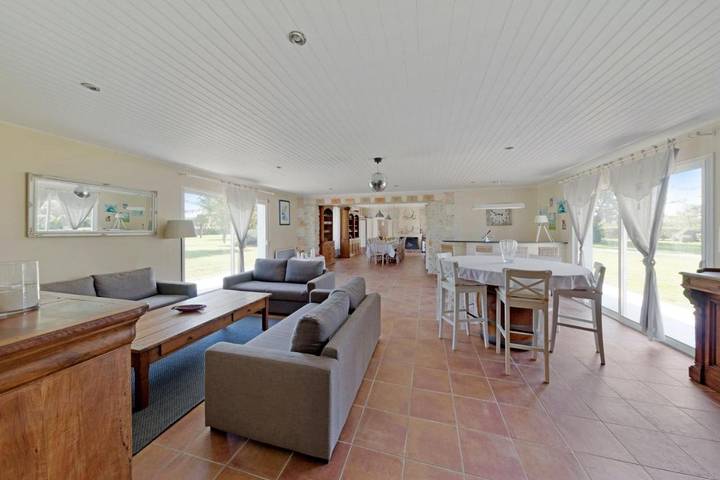 Location de vacances pour 12 personnes, avec terrasse ainsi que jardin et piscine à Saint-Germain-d'Esteuil - 4
