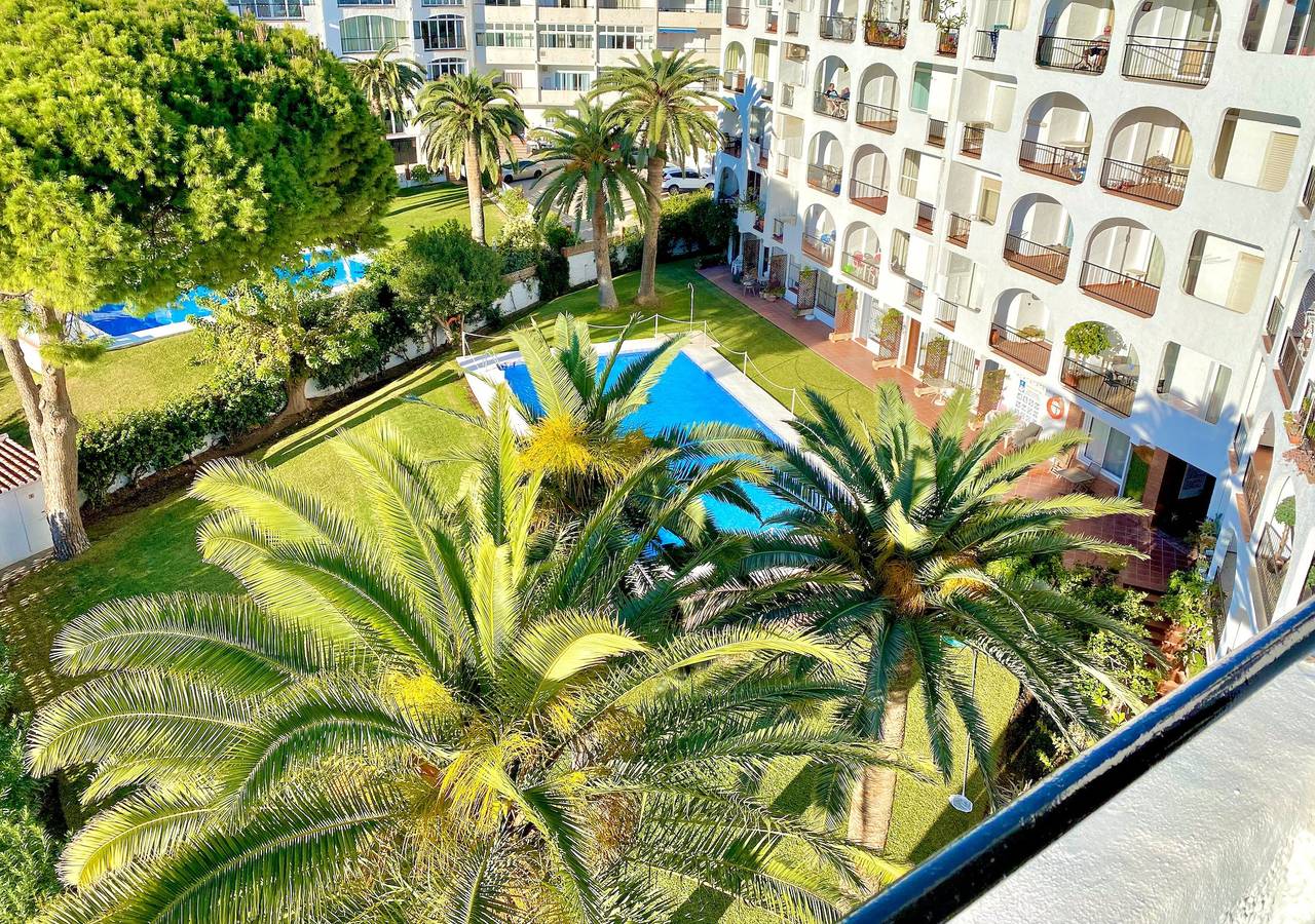 Apartamento entero, Apartamento con vistas al mar, frente a la playa, con piscina compartida, A/C y Wifi in Playa Carabeíllo, Nerja