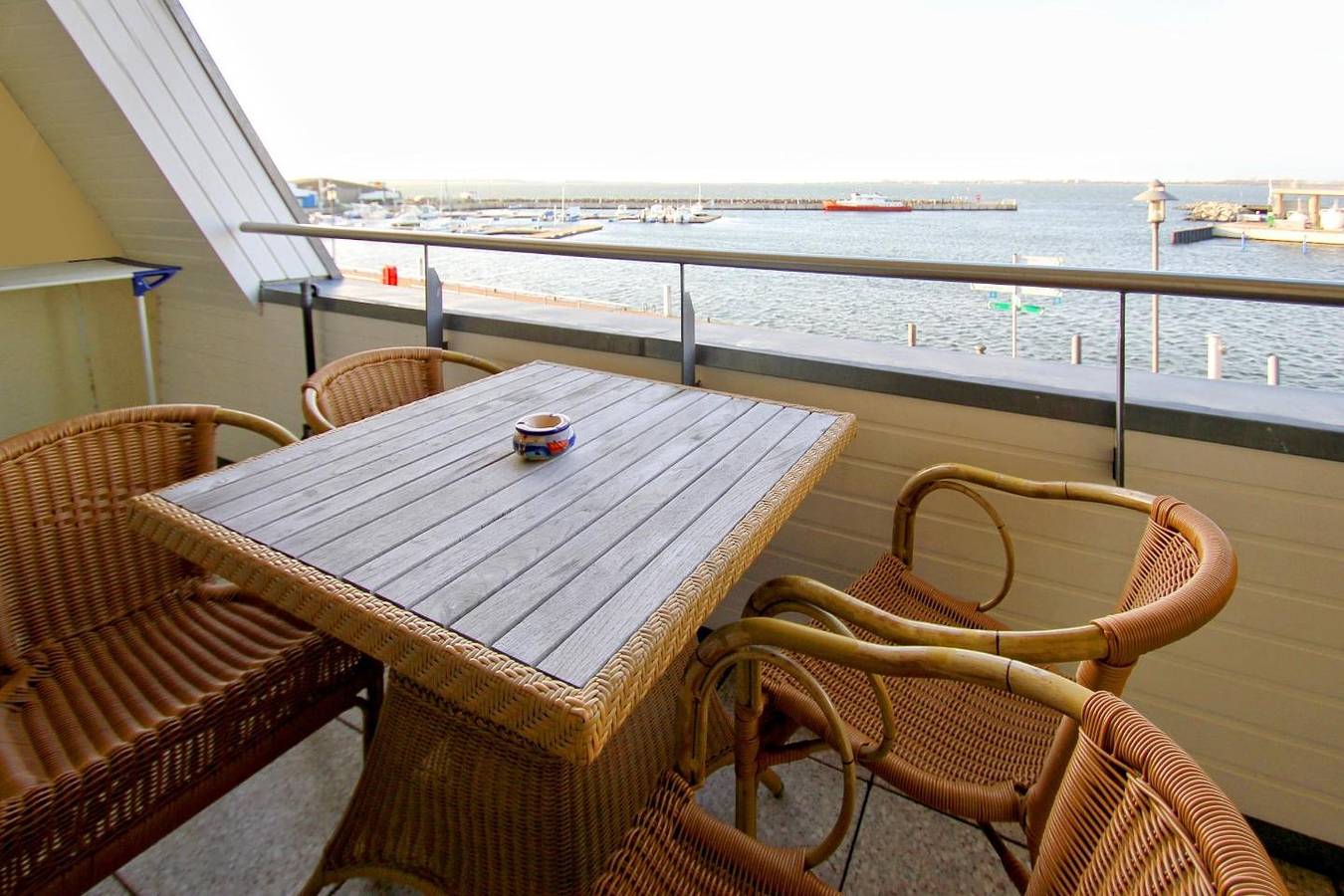 Ganze Wohnung, Hafennahe Ferienwohnung mit Balkon und Meerblick - Hafenhäuser Wiek 15 in Wiek, Rügen
