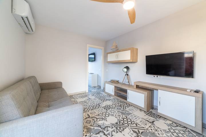 Apartamento entero, Apartamento 'Las Buganvillas' con piscina compartida, terraza privada y aire acondicionado in Buena Vista Roquetas de Mar, Roquetas de Mar