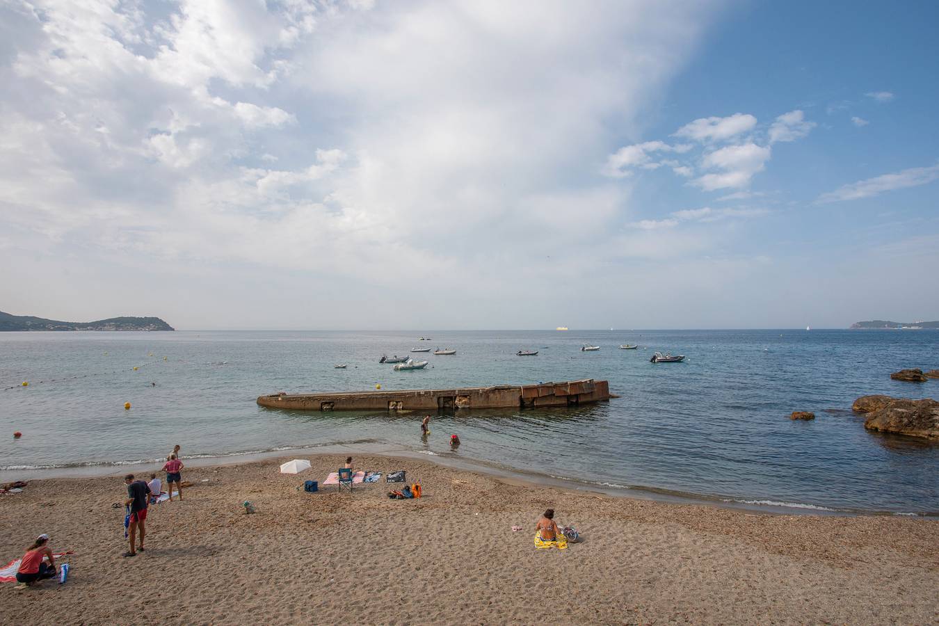 Ganze Wohnung, Ferienwohnung 'Porte Rouge 3' mit Meerblick in Toulon Region
