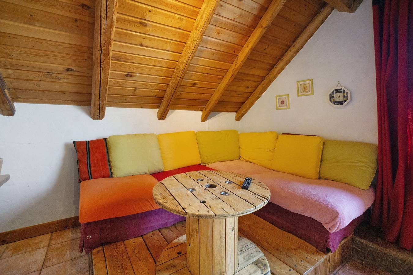 Ganze Wohnung, Ferienwohnung 'Les Combles' mit Bergblick, privater Terrasse und Wi-Fi in Albiez-Montrond, Region Saint-Jean-de-Maurienne