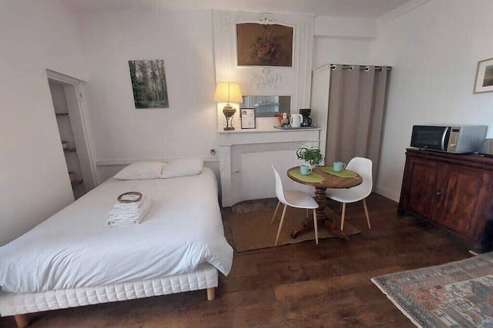 Ganze Wohnung, Central studio with large private terrace, calm and light in Poitiers, Vienne