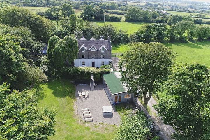 Holiday rental for 26 people, with hot tub and garden in Pembrokeshire