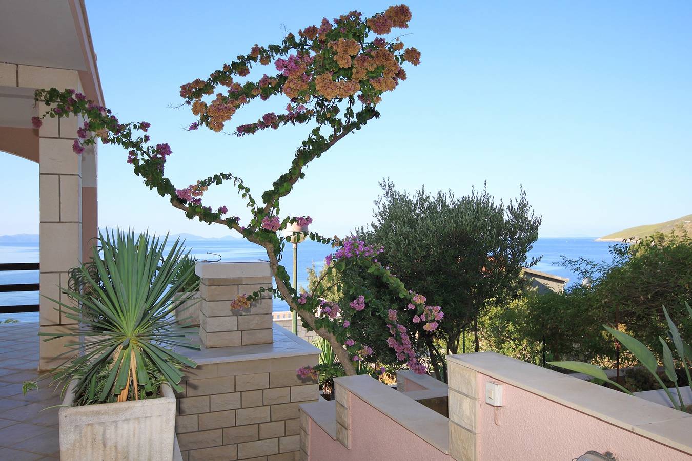 Ganze Wohnung, 2-Zimmer-Ferienwohnung mit Terrasse und Meerblick Zavalatica, Korcula A-9137-a in Čara, Korcula