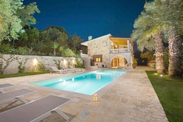 Location de vacances pour 10 personnes, avec piscine ainsi que jardin et vue, animaux acceptés dans Benitses