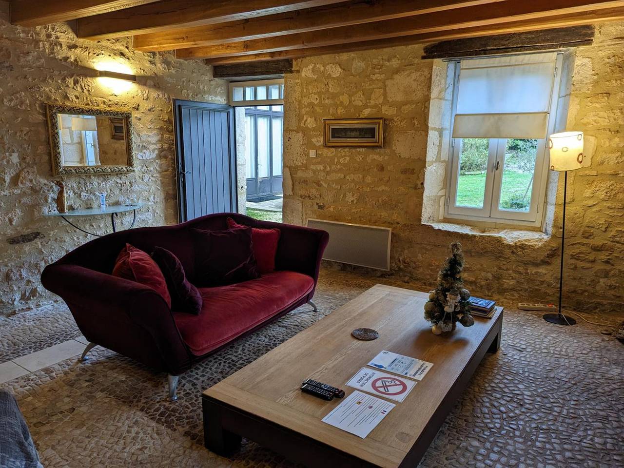 Authentic cottage with fireplace, terrace, and Wifi in Charente in Rivières (Charente), Charente