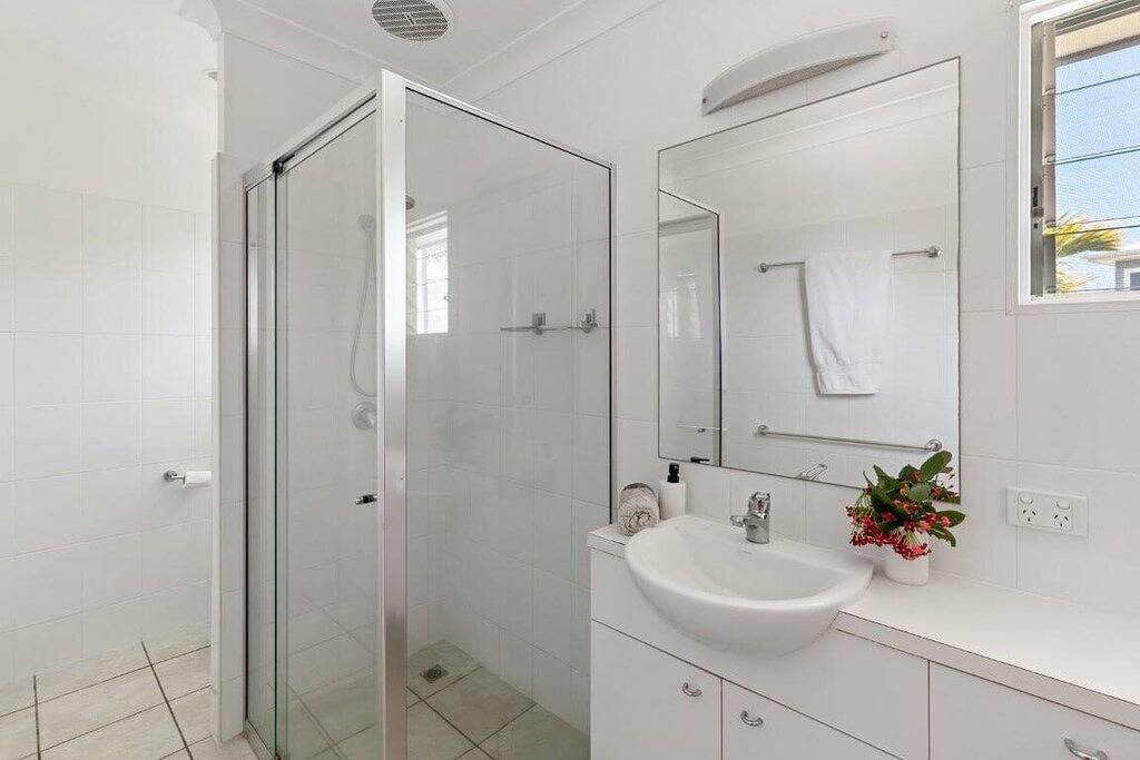 Shutehaven Beach House with Ocean Views. in Shute Harbour, Mackay Region